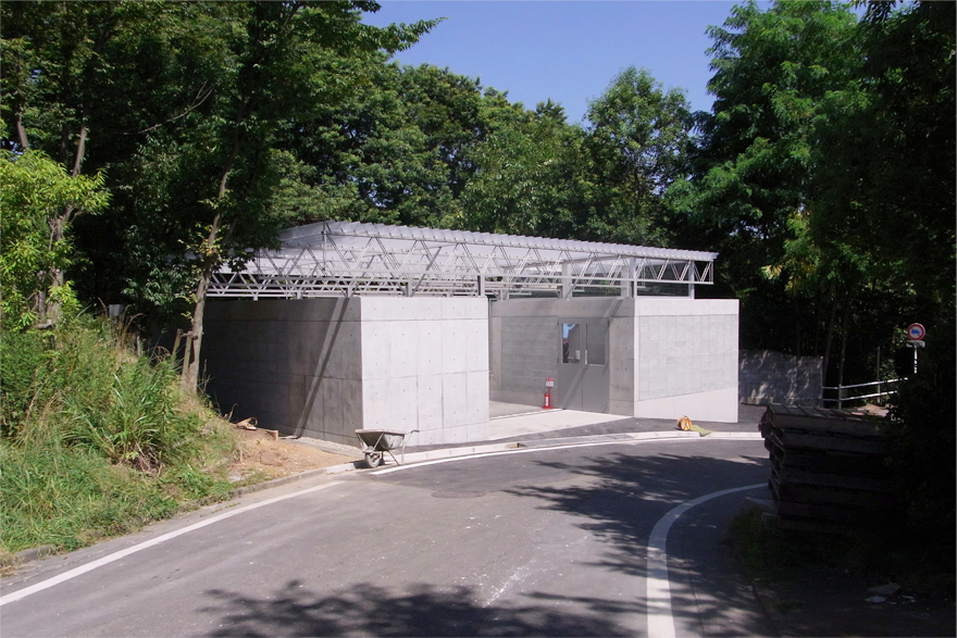 東京造形大学　資源集積所　相原駅前バス停　Tokyo Zokei University Resource Stock Building Bus shelter at  Aihara Station