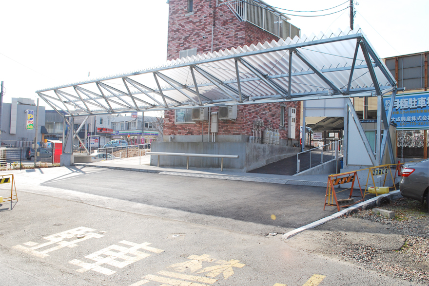 東京造形大学　資源集積所　相原駅前バス停　Tokyo Zokei University Resource Stock Building Bus shelter at  Aihara Station