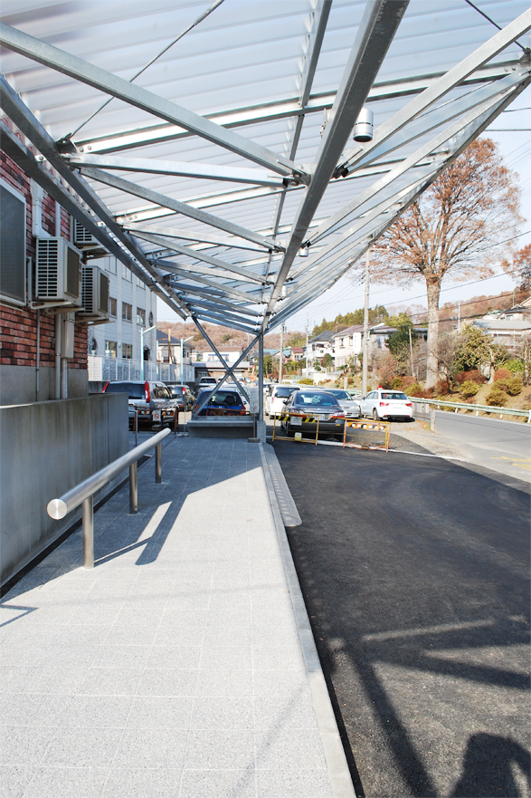 東京造形大学　資源集積所　相原駅前バス停　Tokyo Zokei University Resource Stock Building Bus shelter at  Aihara Station